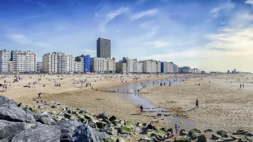 Strand van Oostende bij zonsondergang